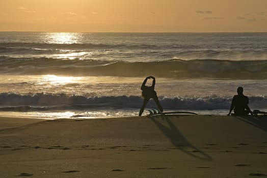 黒潮町の入野の浜に夜明けからサーファーが集まる