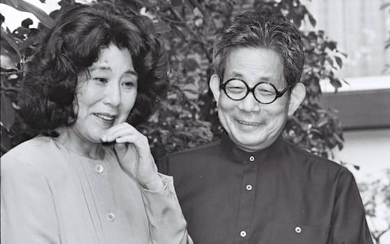 ノーベル文学賞受賞の発表から一夜明け、笑顔で記者の質問に答える大江さん㊨と妻のゆかりさん（1994年10月14日）