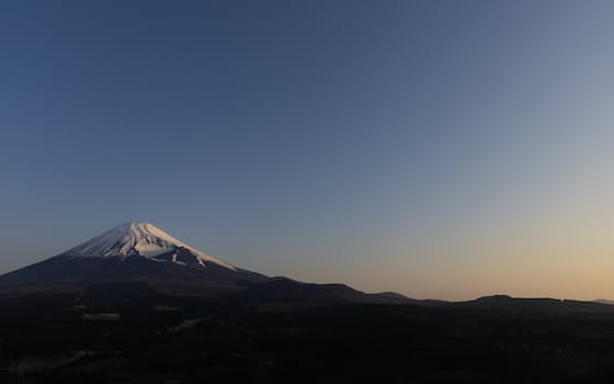 朝の光に浮かび上がる富士山（静岡県裾野市の十里木高原から）