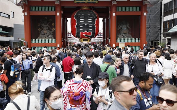 ゴールデンウイーク中、観光客らでにぎわった東京・浅草の雷門前（4月29日午後）=共同