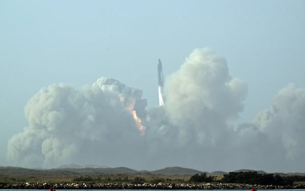 スペースXのスターシップは世界のロケットで最大のパワーを誇り、最大150トンを載せて地球低軌道に投入する=ロイター
