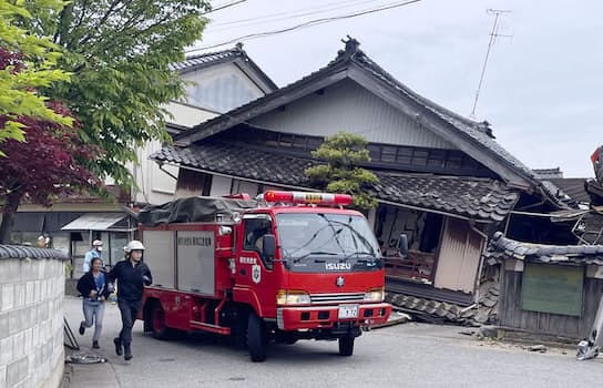 石川県珠洲市で震度6強を観測した地震で崩れた家屋（5日午後）=近隣住民提供