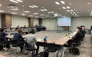 公的年金の制度改正などを議論する年金部会が開かれた(8日、東京都内)